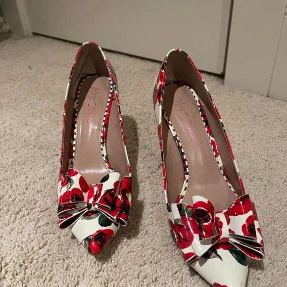 Betsey Johnson Heels Women 9.5 Shoes Red White Floral Print Prince Pumps Bow - Picture 3 of 8